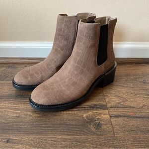 Vince Camuto suede brown ankle boots alligator detail size 8.5